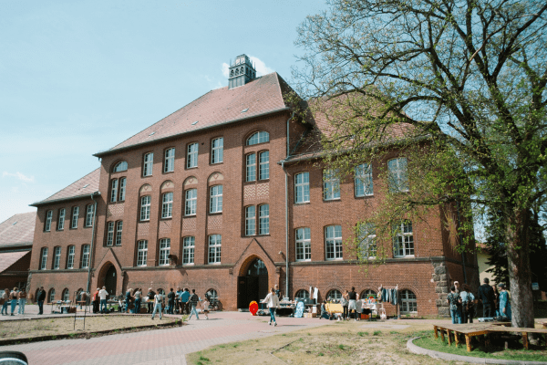 Das alte Schulgebäude an einem sonnigen Tag.