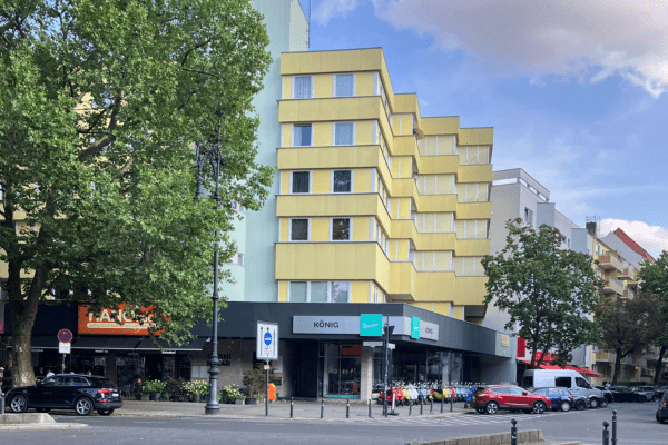 Das Foto zeigt eine Ecke des Kurfürstendamms mit einem Neubaubau aus den ca. 1980er.