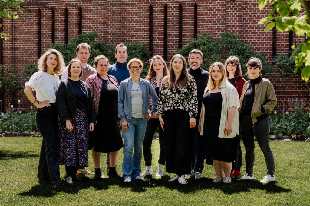 Das Team der Stiftung Bürgermut - ein Dutzend junger Frauen und Männer - haben sich zum Gruppenfoto aufgestellt.