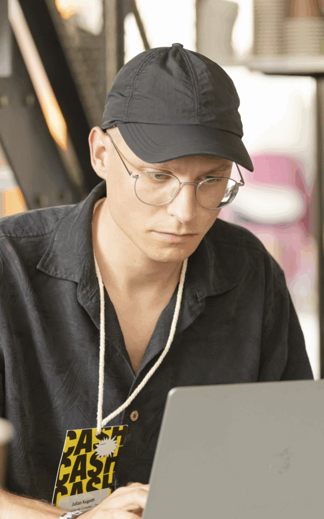 Julian sitze am Laptop.
