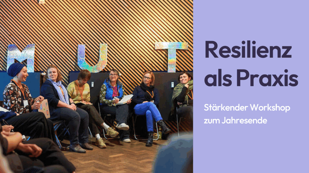 Das Bild zeigt Menschen, die in einem Stuhlkreis sitzen. An der Wand der Schriftzug: Mut. Text: Resilienz als Praxis. Workshop zum Jahresende