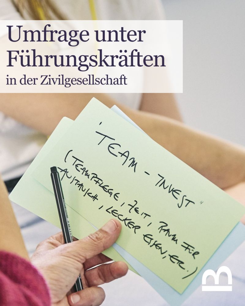 Ein Hand hält einen Notizzettel. Text: Umfrage unter Führungskräften in der Zivilgesellschaft.